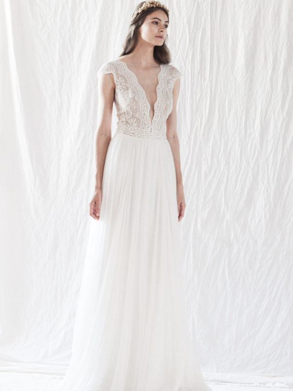 Brautkleid mit tiefem Ausschnitt