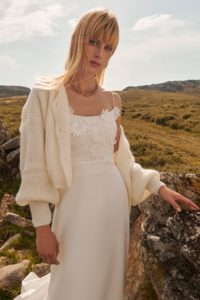 Braut mit Strickjacke