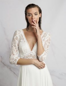 Brautkleid tiefer V-Ausschnitt