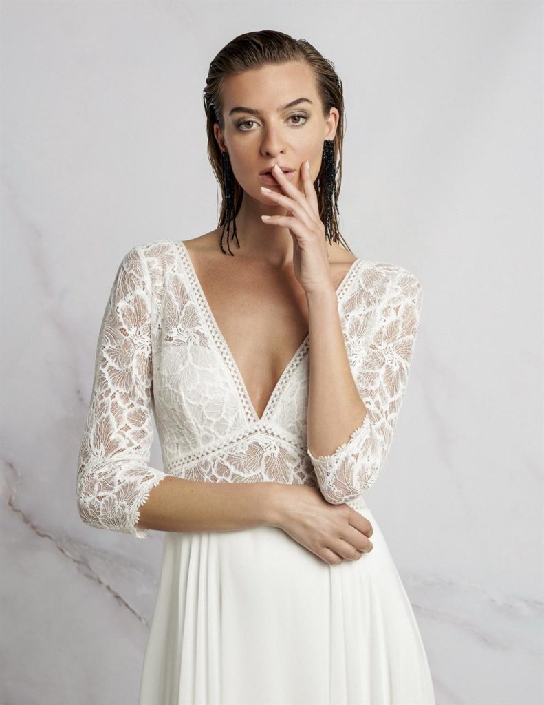 Brautkleid tiefer V-Ausschnitt