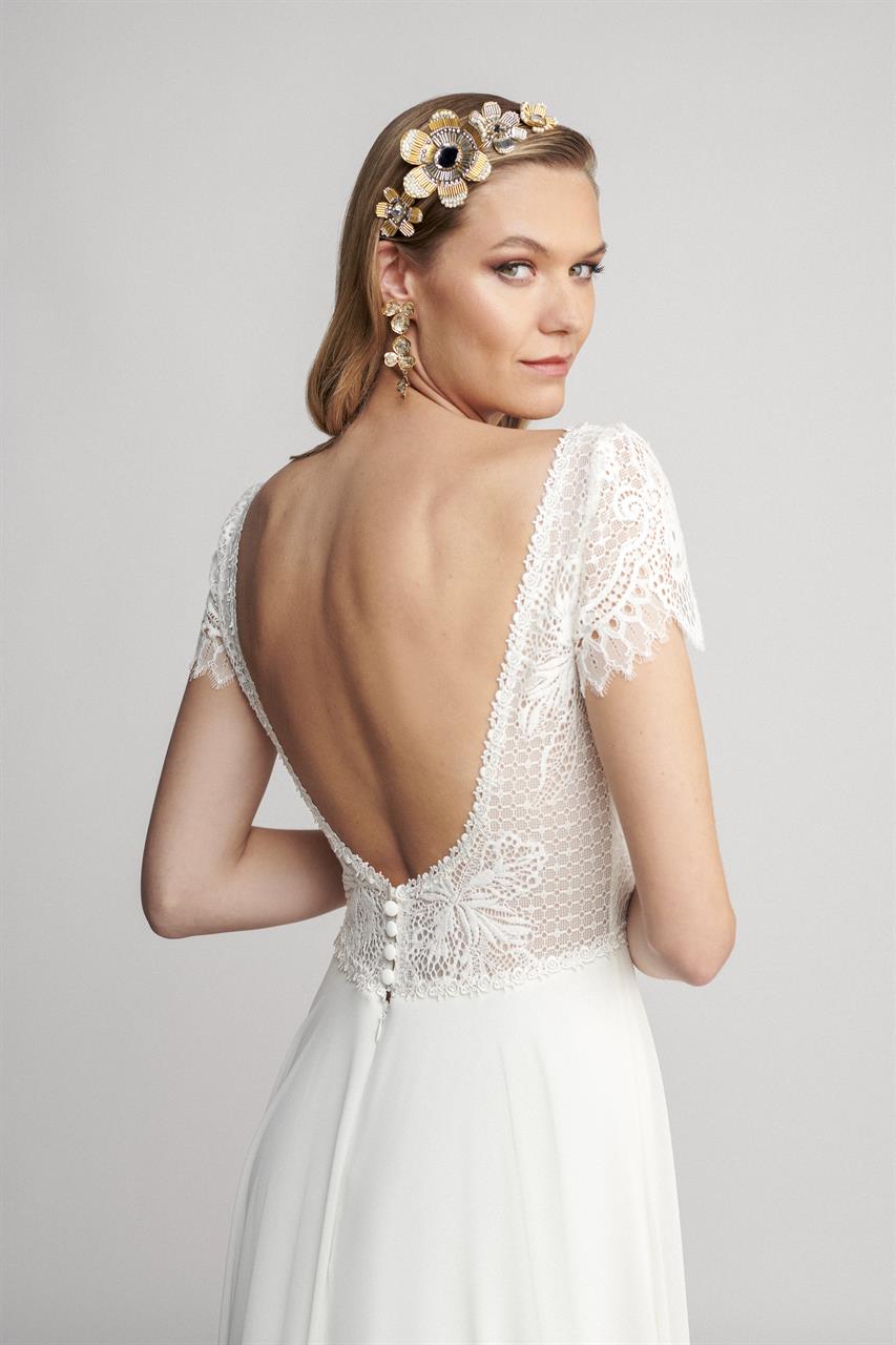 Brautkleid mit tiefem Rücken und Spitze